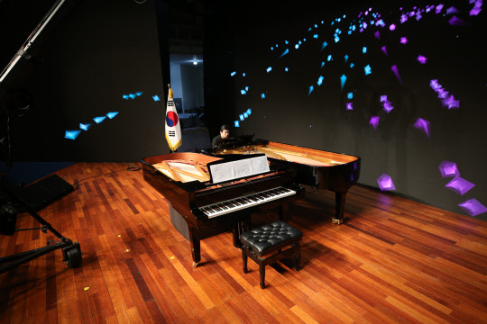 16일 대전 본원 대강당에서 열린 'KAIST 개교 50주년 기념식' 식전행사로 'AI 피아노 연주'가 진행되고 있다.  KAIST 제공